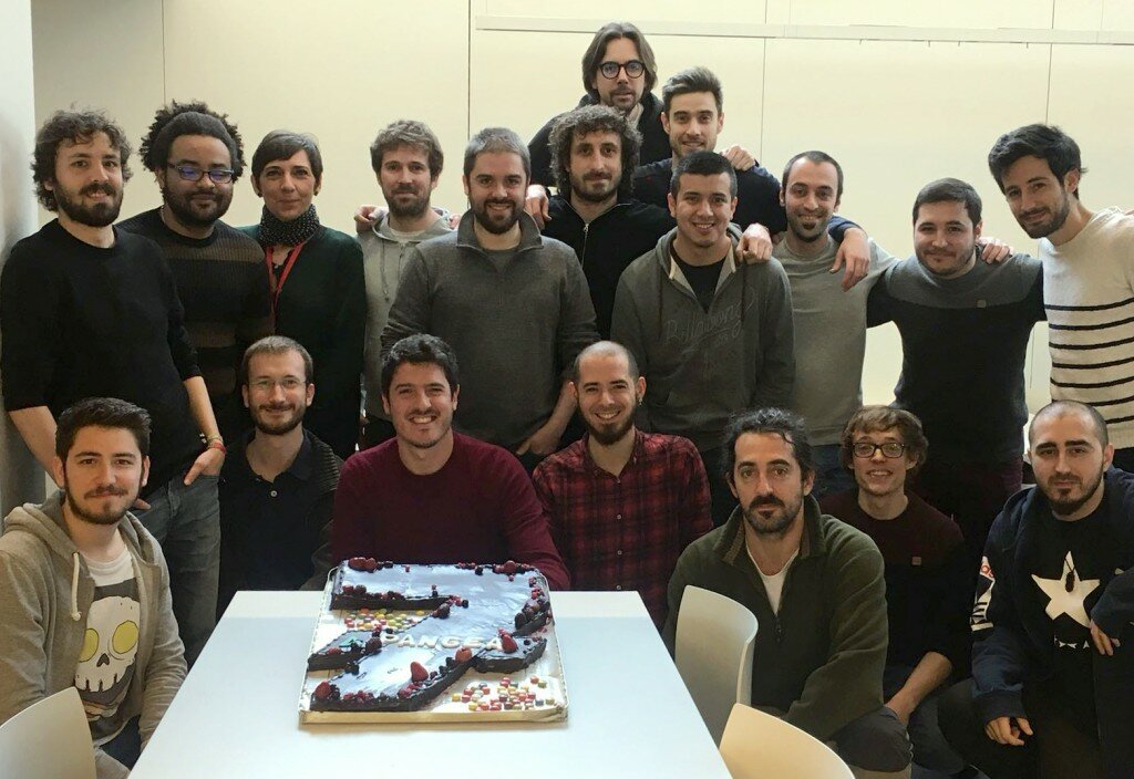 La tarta de aniversario de PANGEA con todo el equipo (el que estaba en la oficina)